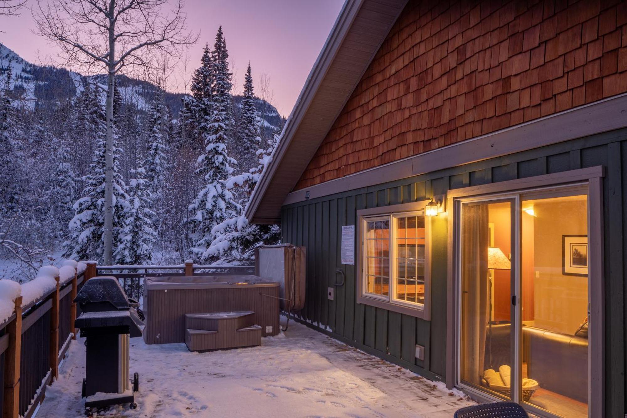 Lush Mountain Accommodations Golden Exterior photo