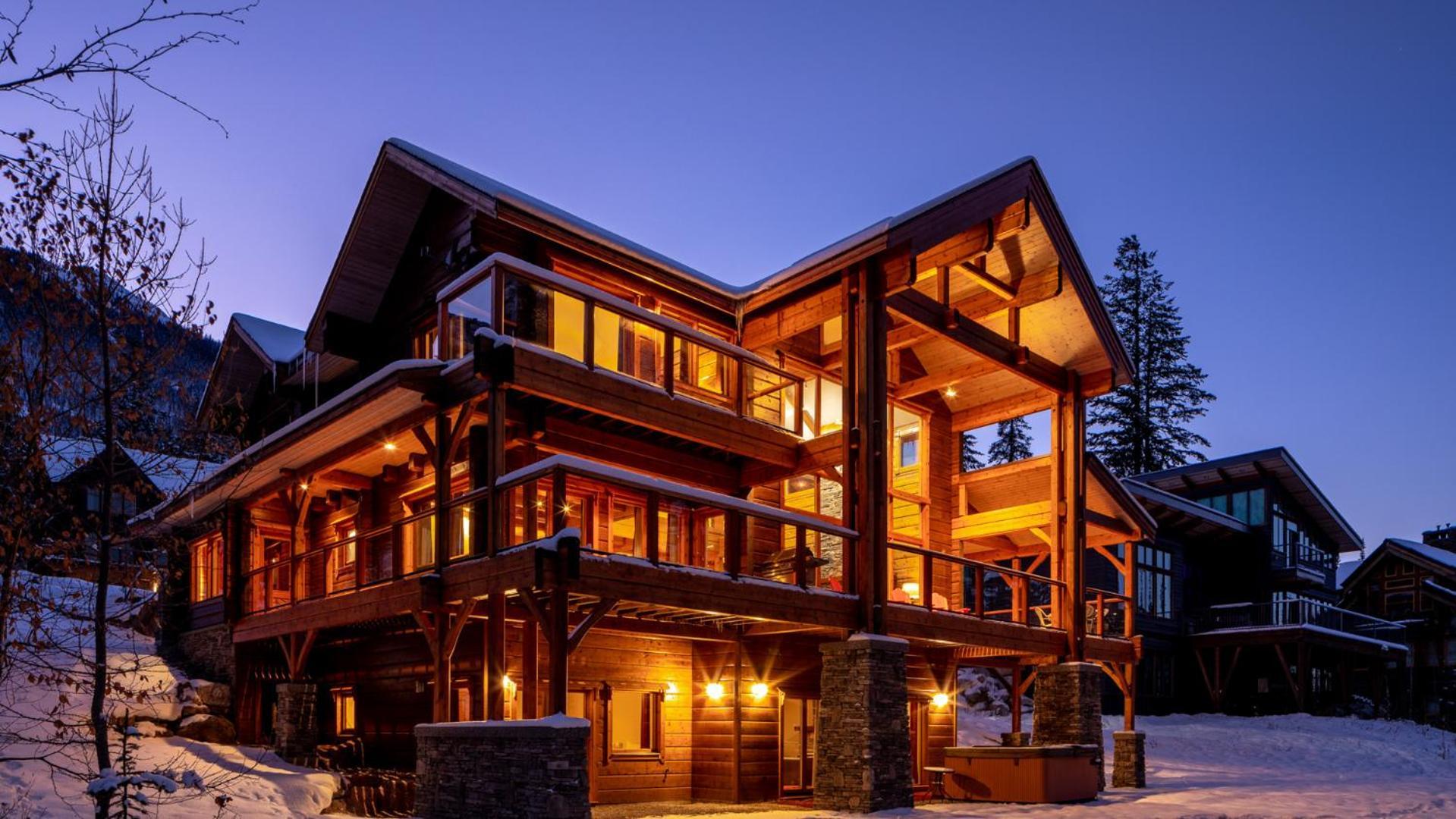 Lush Mountain Accommodations Golden Exterior photo