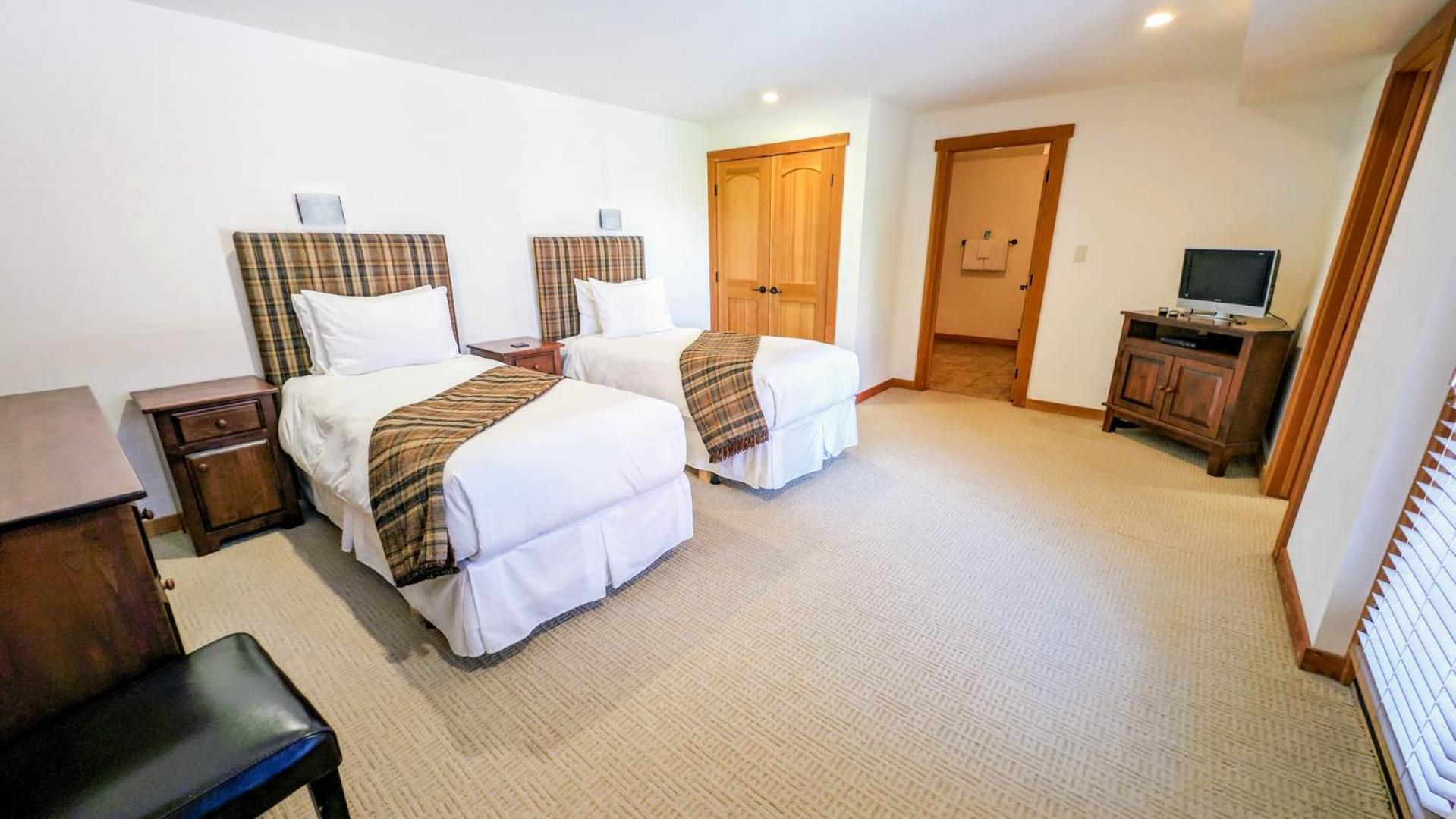 Lush Mountain Accommodations Golden Room photo