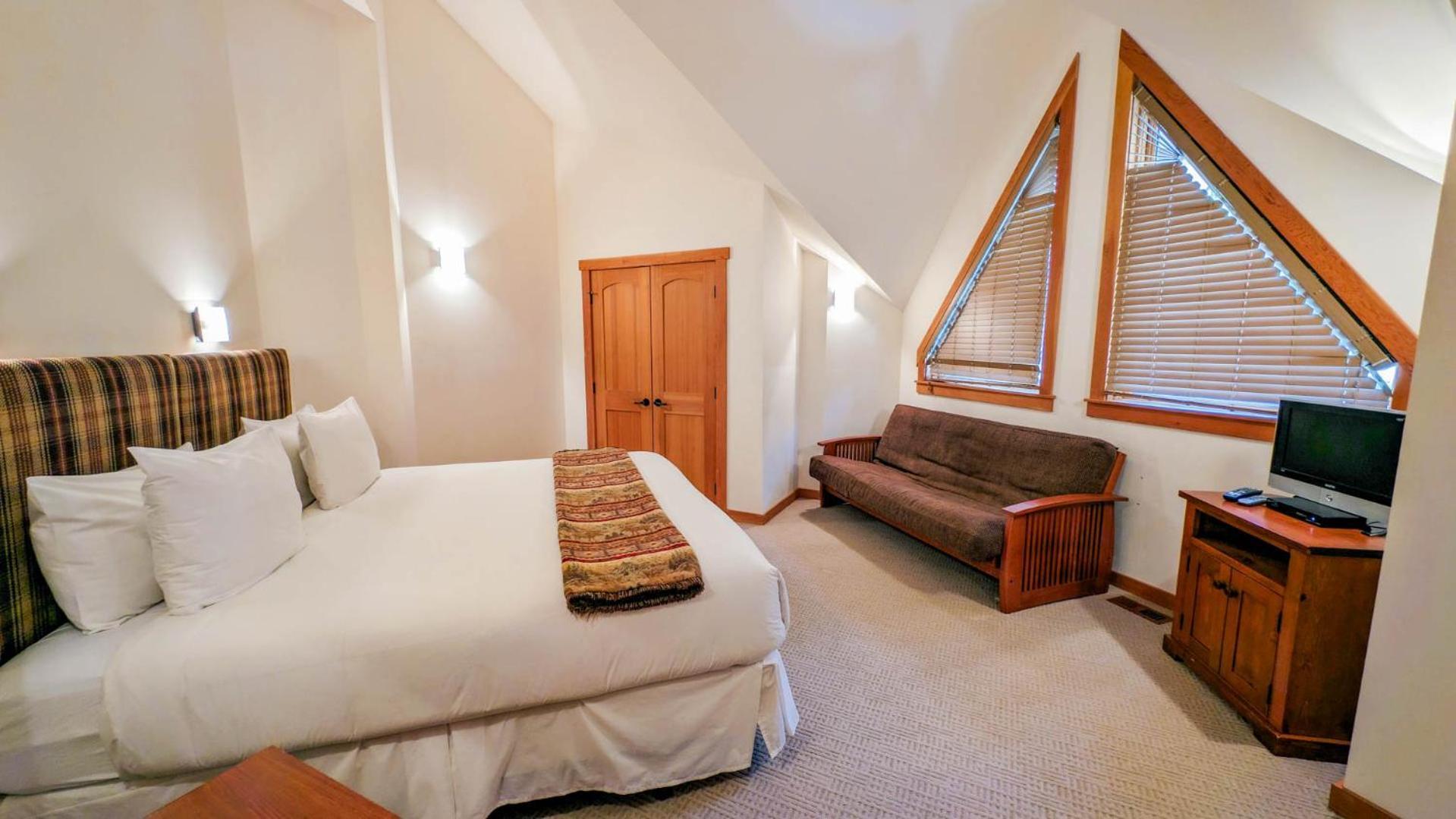 Lush Mountain Accommodations Golden Room photo