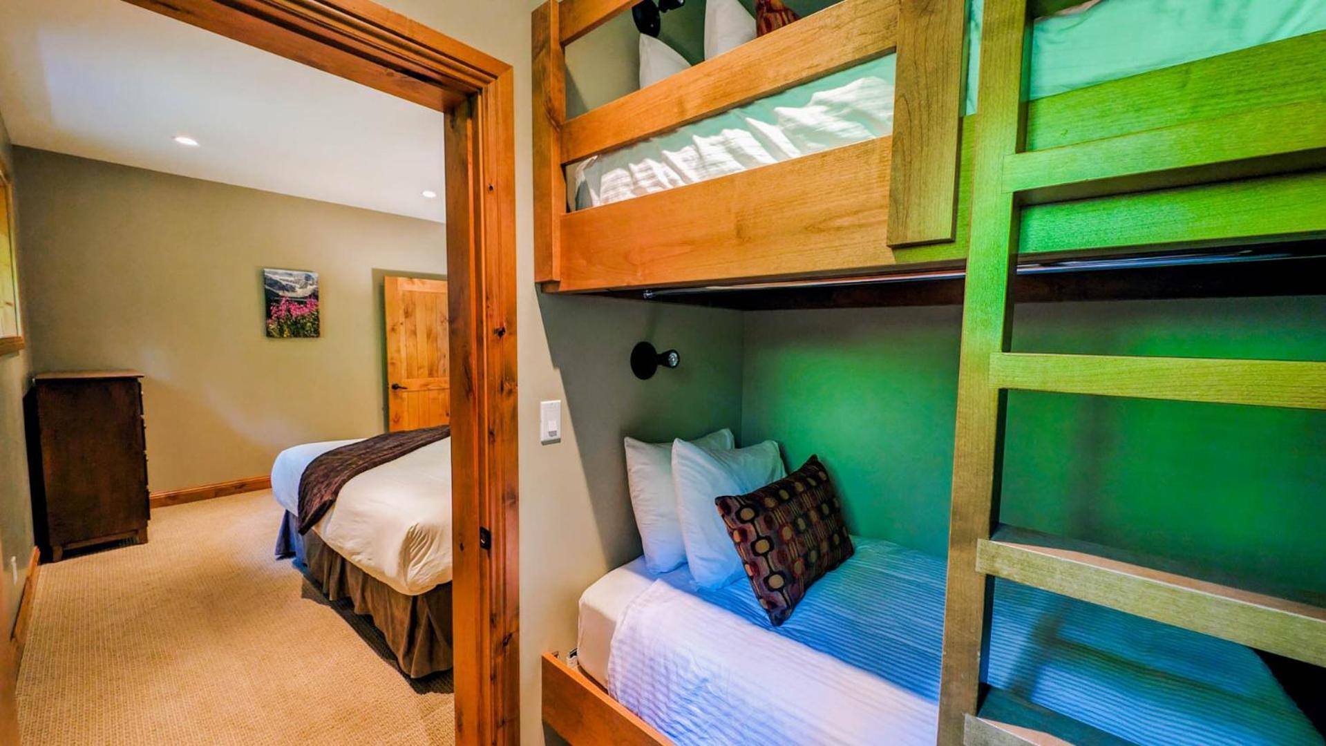 Lush Mountain Accommodations Golden Room photo