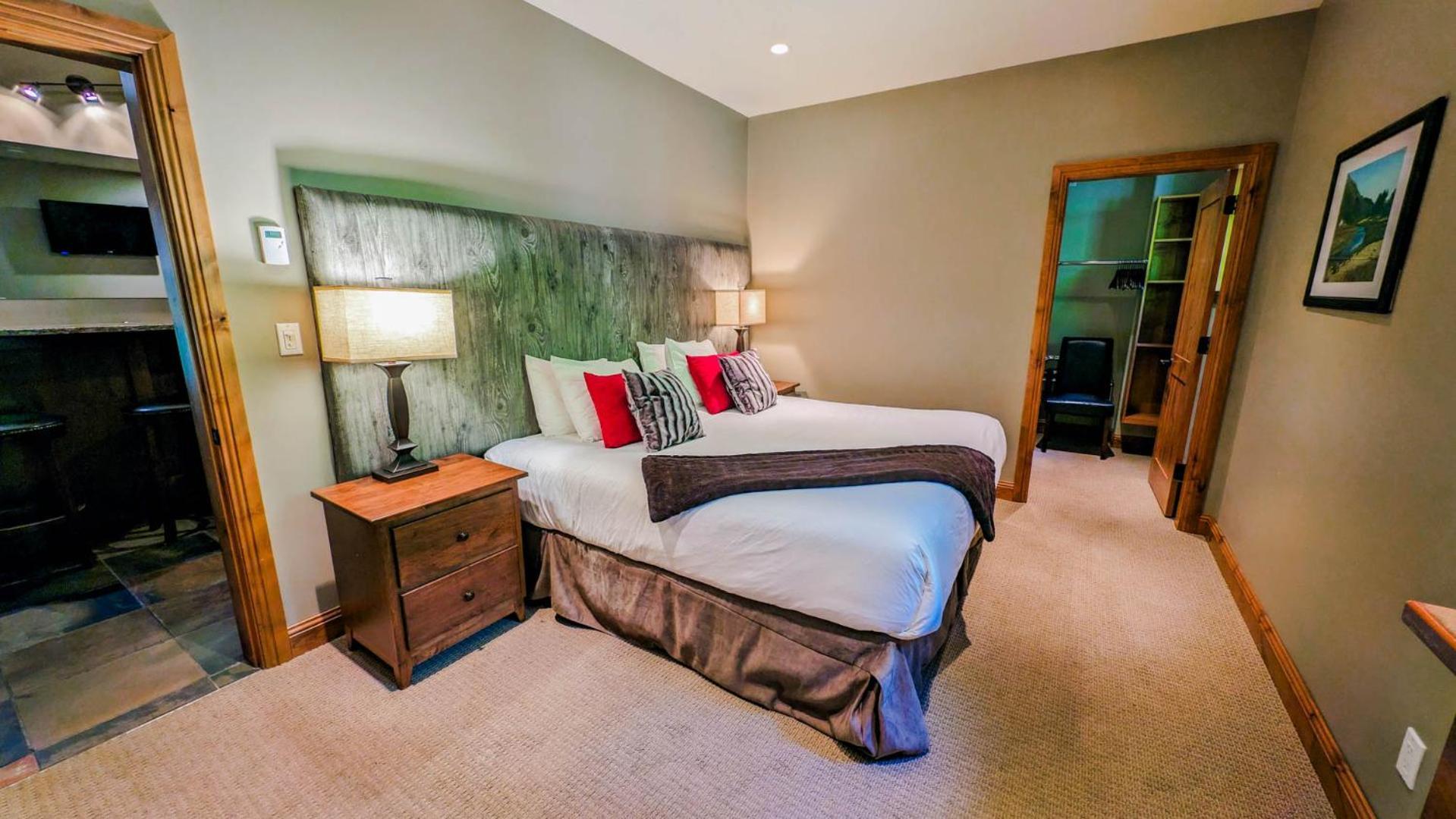 Lush Mountain Accommodations Golden Room photo