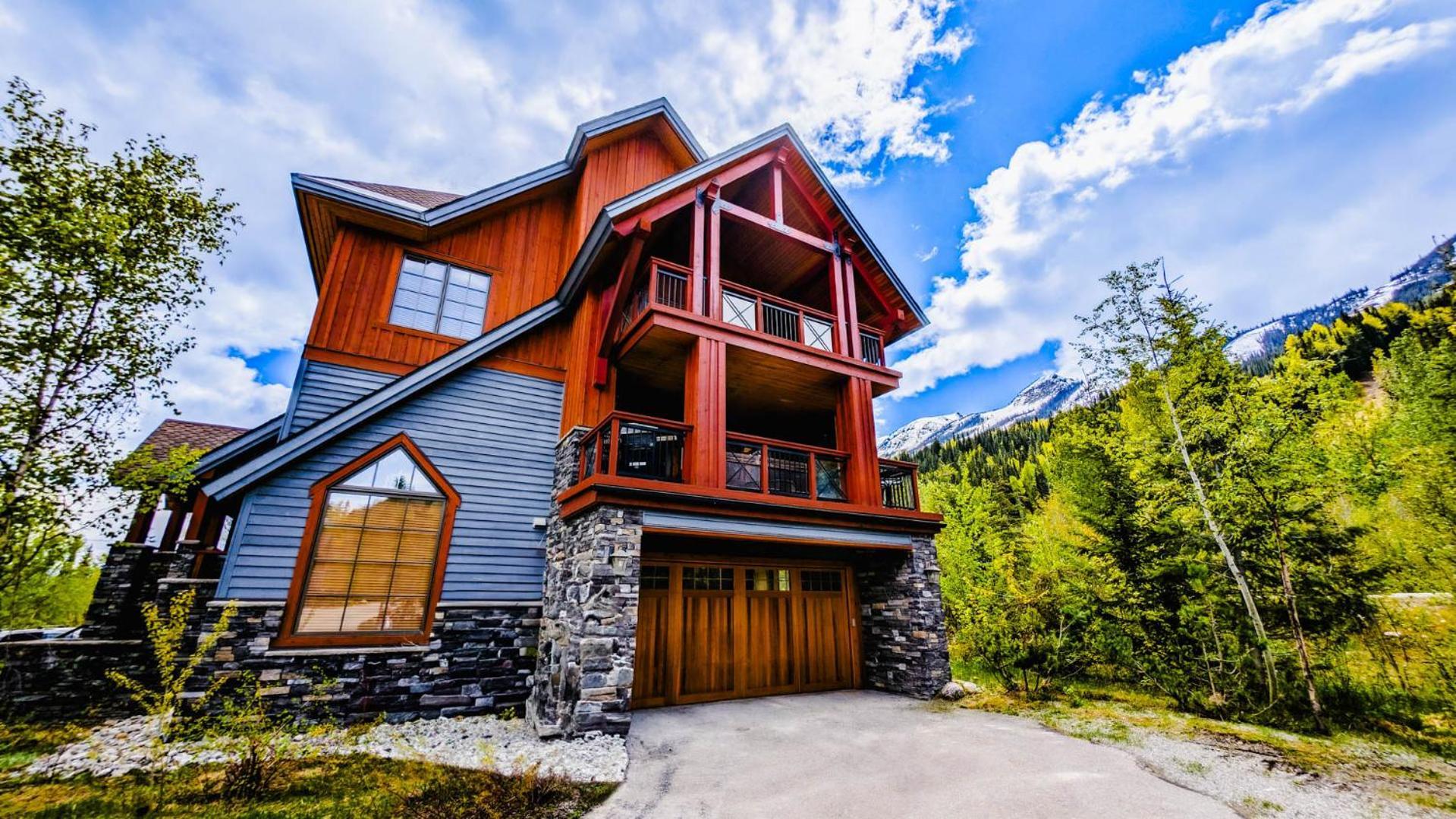 Lush Mountain Accommodations Golden Exterior photo