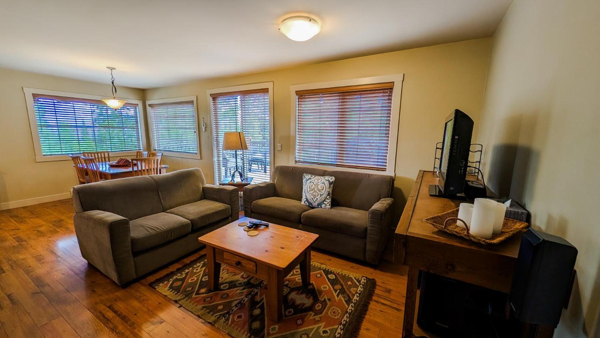 Lush Mountain Accommodations Golden Room photo